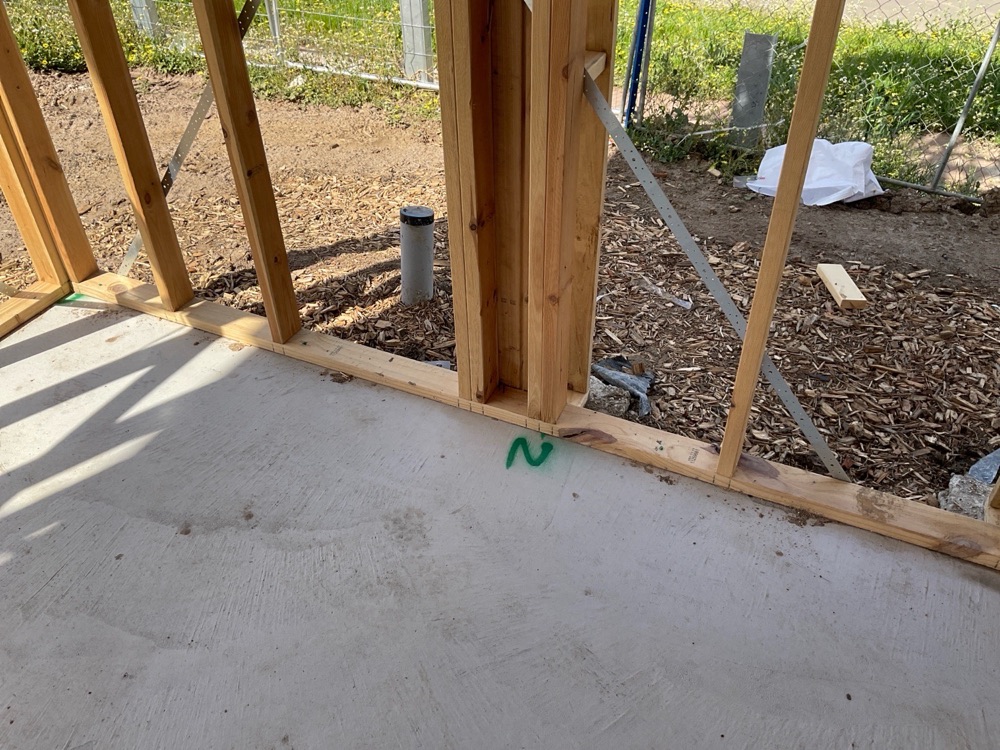 Stud to plate fixing below the minimum the standard requires, Clyde